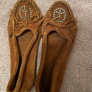 Minnetonka Peace Sign Moccasins